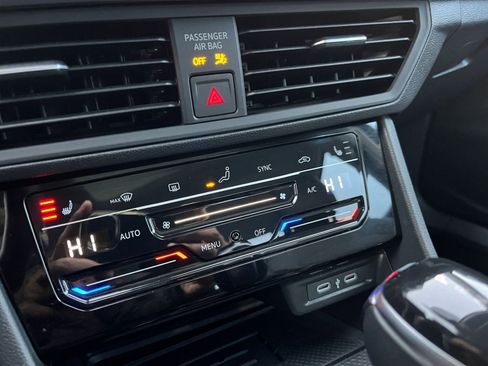 Used 2025 Volkswagen Jetta SE image 24