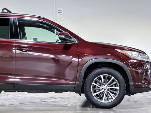 Used 2019 Toyota Highlander XLE w/ Carpet Mat Package (TMS) AWD/4WD image 37