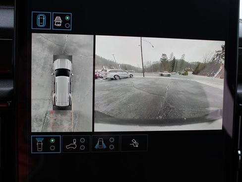 Used 2025 GMC Yukon AT4 w/ LPO, Floor Liner Package image 30