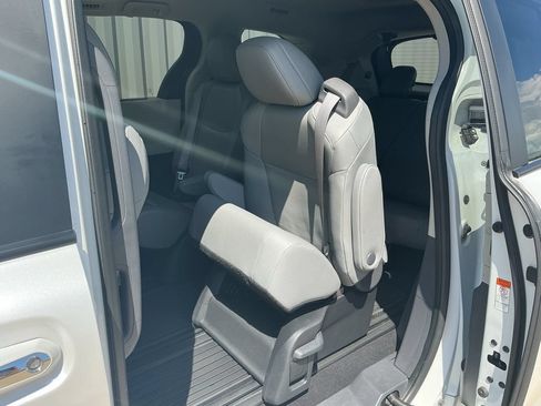 Used 2024 Toyota Sienna XLE w/ XLE Plus Package AWD/4WD image 21
