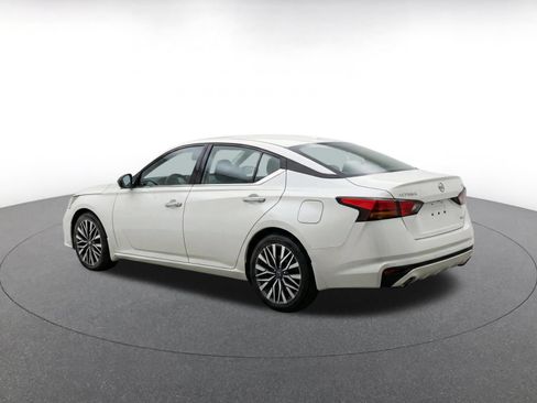 Used 2025 Nissan Altima 2.5 SV FWD image 7