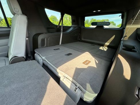 Used 2024 GMC Yukon XL SLT w/ SLT Luxury Package image 5