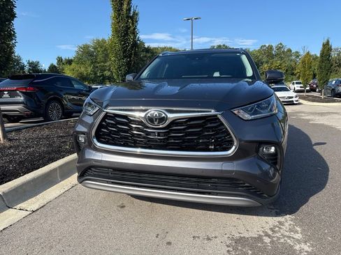 Used 2023 Toyota Highlander Platinum AWD/4WD image 4