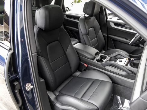 Certified 2024 Porsche Cayenne AWD/4WD image 57