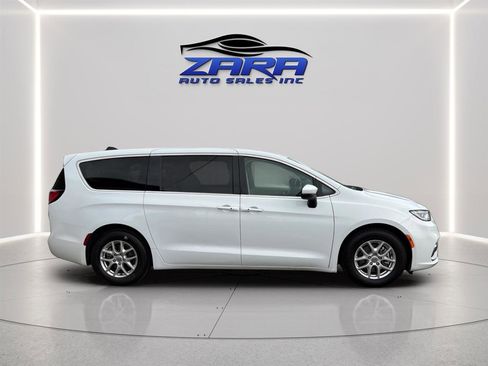 Used 2023 Chrysler Pacifica Touring-L image 8