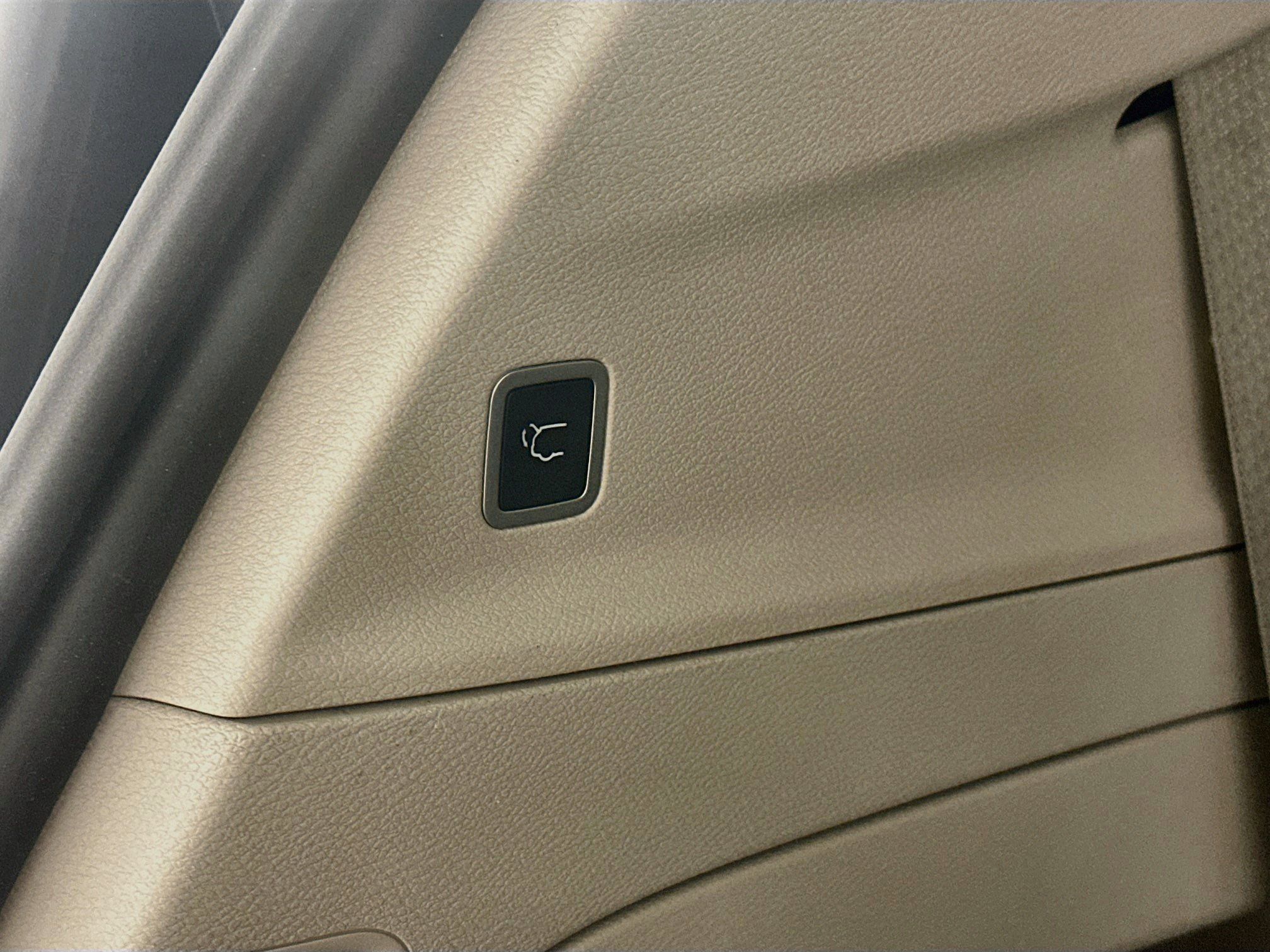 Used 2023 Chrysler Voyager LX FWD image 31