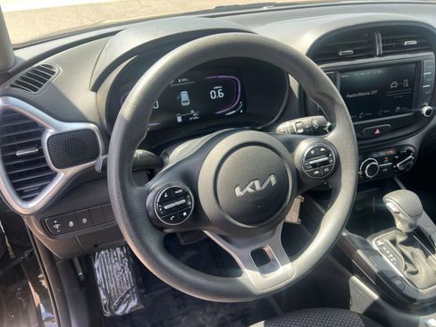 Used 2025 Kia Soul LX w/ LX Technology Package FWD image 28