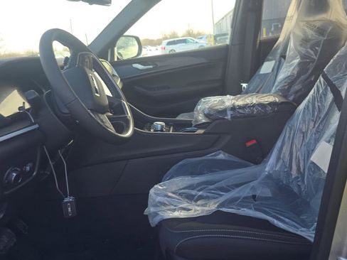 Used 2025 Jeep Grand Cherokee Laredo image 5