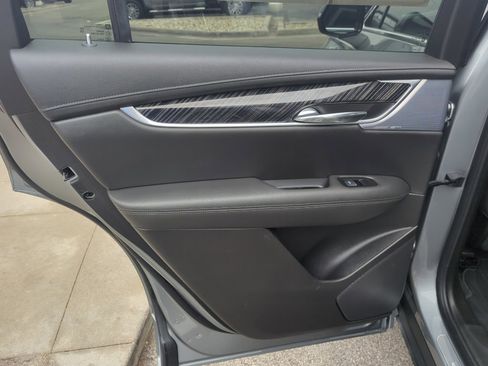 Used 2025 Cadillac XT6 Premium Luxury image 39
