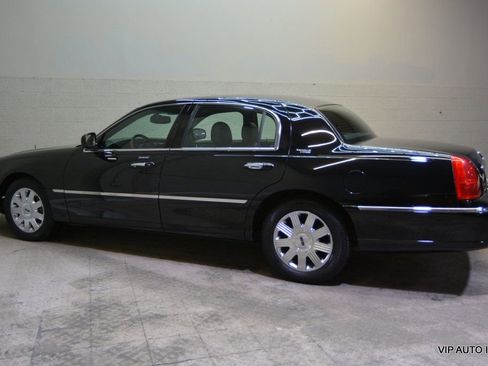 Used 2005 Lincoln Town Car Signature Limited image 31