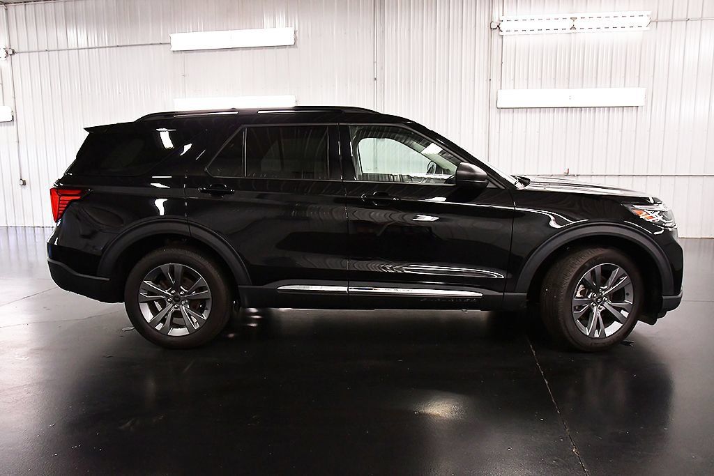 Used 2025 Ford Explorer Active w/ Active Comfort Package AWD/4WD image 8