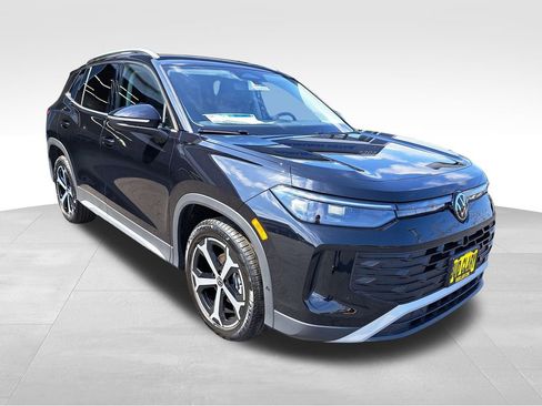 New 2025 Volkswagen Tiguan SE image 3