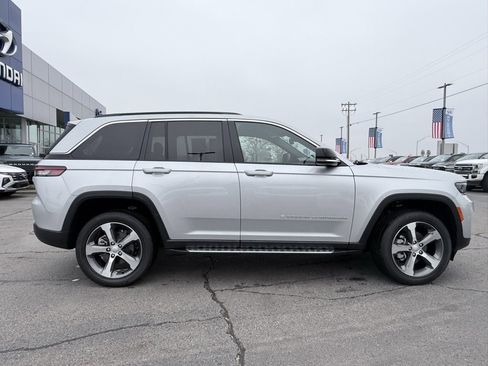 Used 2024 Jeep Grand Cherokee Limited image 9