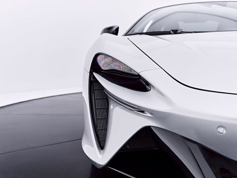 Used 2023 McLaren Artura RWD image 31