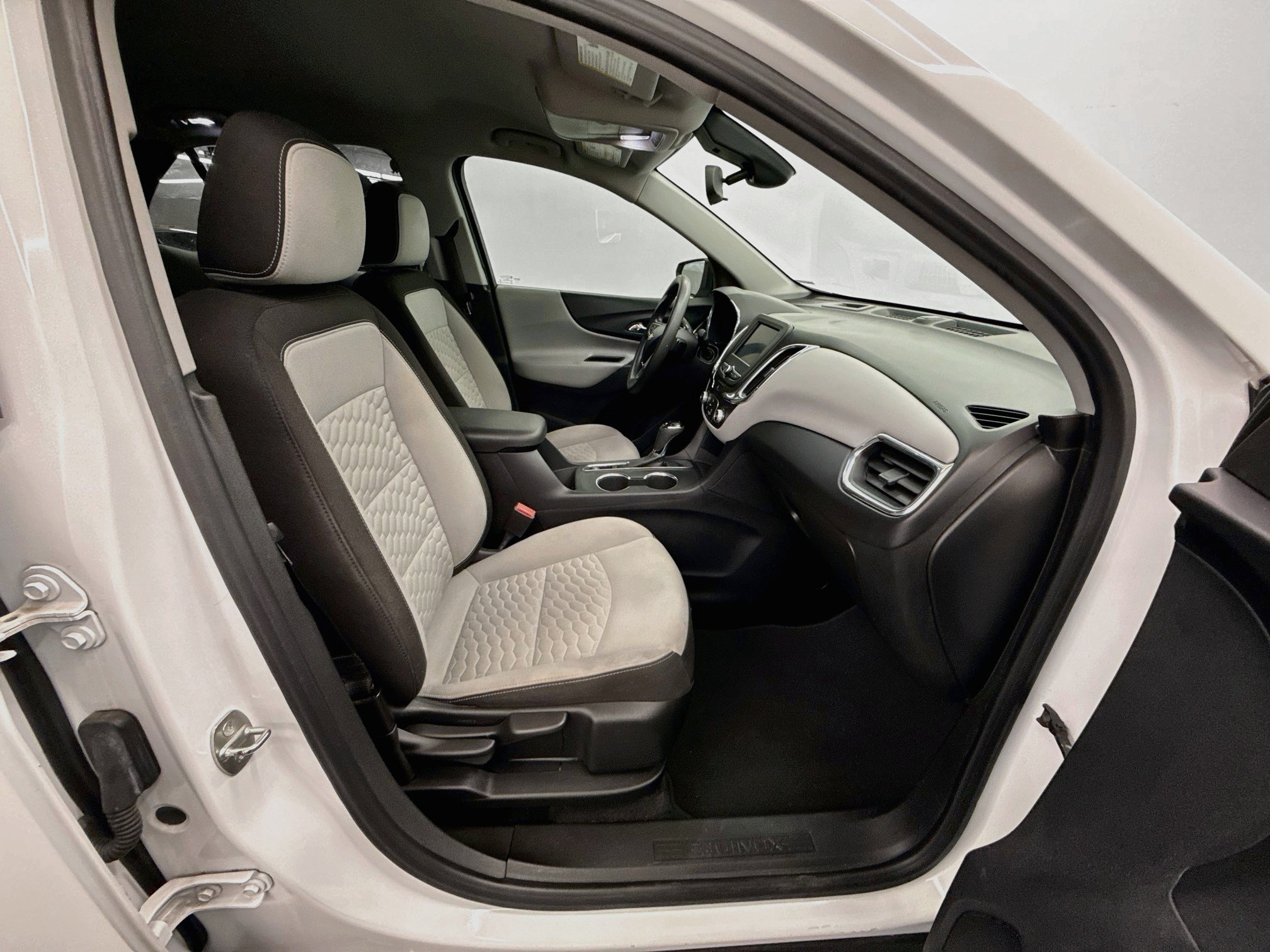 Used 2020 Chevrolet Equinox LS w/ LS Convenience Package FWD image 29
