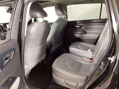 Used 2022 Toyota Highlander XLE AWD/4WD image 33