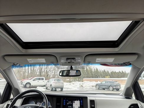 Used 2017 Toyota Sienna XLE image 26