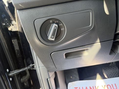 Used 2021 Volkswagen Tiguan SE image 23