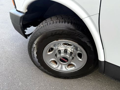 Used 2011 GMC Savana 3500 image 33