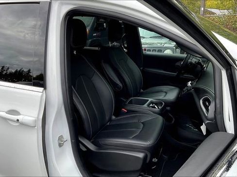 New 2026 Chrysler Pacifica Select image 27