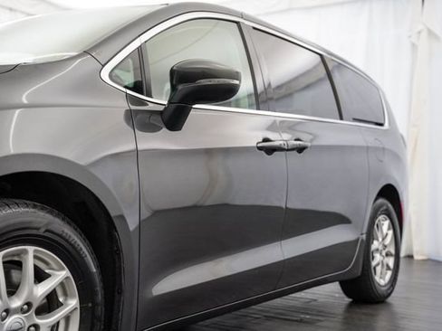 Used 2023 Chrysler Pacifica Touring-L FWD image 35