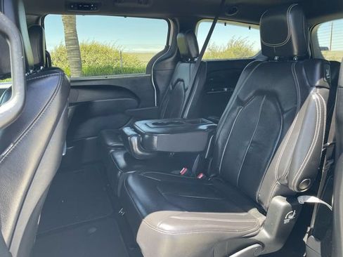 Used 2021 Chrysler Pacifica Touring-L w/ Uconnect Theater Family Group FWD image 25