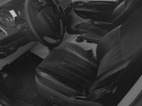 Used 2016 Chrysler Town & Country Limited image 10