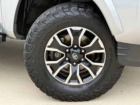 Used 2022 Toyota Tacoma TRD Sport w/ Technology Package RWD image 2