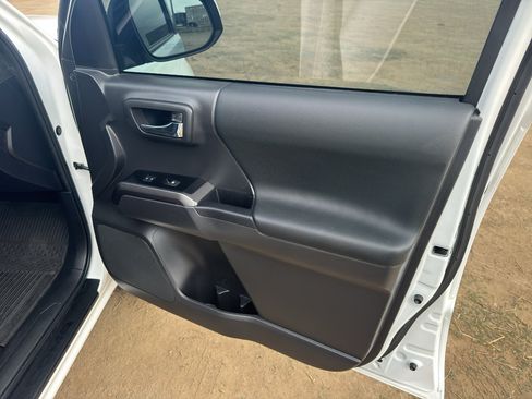 Used 2023 Toyota Tacoma TRD Off-Road image 9