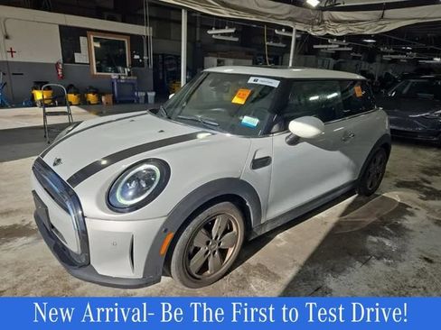 Used 2022 MINI Cooper 2-Door Hardtop w/ Driver Assistance Package FWD image 1