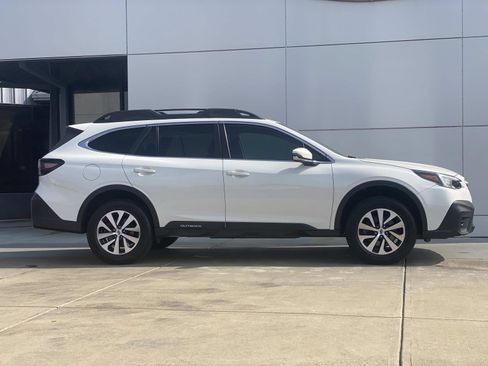 Used 2021 Subaru Outback Premium image 3