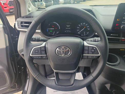 Used 2023 Toyota Sienna XLE w/ XLE Plus Package image 27
