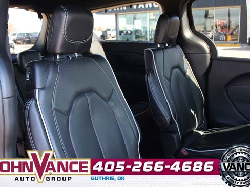 Used 2025 Chrysler Pacifica Limited image 23