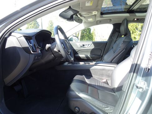 Used 2021 Volvo S60 T6 Momentum w/ Climate Package image 2