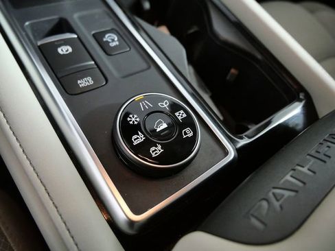 Used 2024 Nissan Pathfinder SV image 24