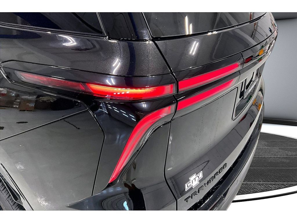 New 2026 Chevrolet Traverse RS w/ LPO, Floor Liner Package FWD image 39