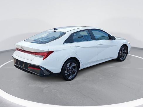Certified 2025 Hyundai Elantra SEL FWD image 5