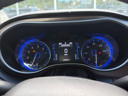 Used 2017 Chrysler Pacifica Touring-L image 9