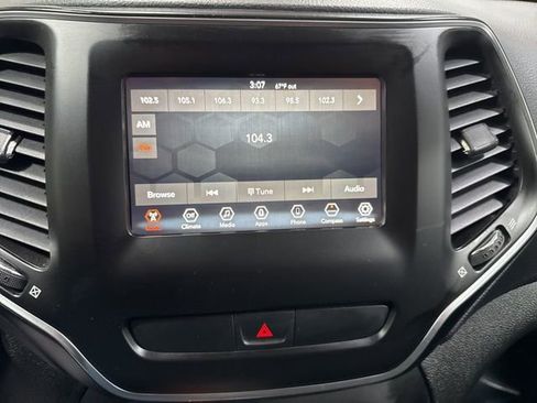 Used 2019 Jeep Cherokee Latitude w/ Popular Appearance Group image 17