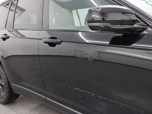 Used 2025 Jeep Grand Cherokee Limited w/ Luxury Tech Group II image 29