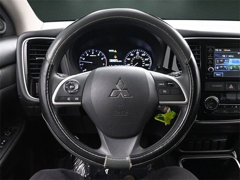 Used 2018 Mitsubishi Outlander SE image 23
