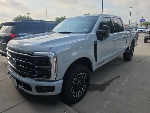Used 2025 Ford F250 Platinum AWD/4WD image 2