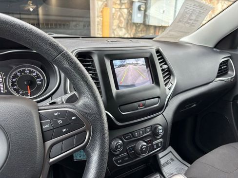 Used 2019 Jeep Cherokee Latitude w/ Popular Appearance Group image 38