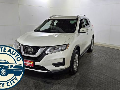 Used 2018 Nissan Rogue SV image 3