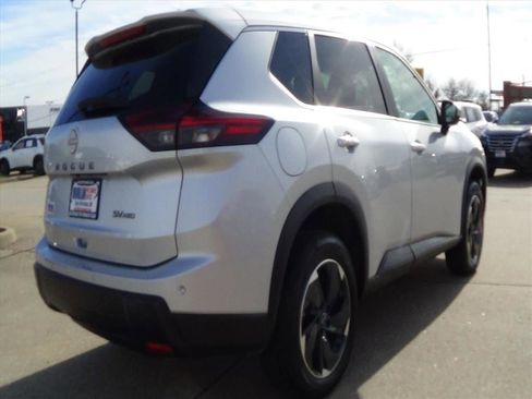 Used 2024 Nissan Rogue SV image 6