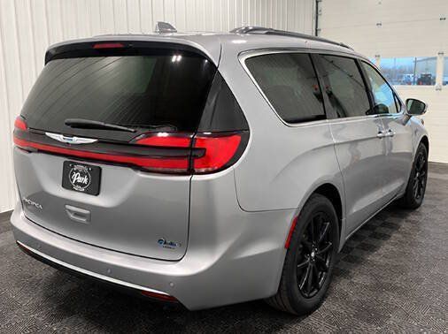 Used 2023 Chrysler Pacifica Touring-L FWD image 3