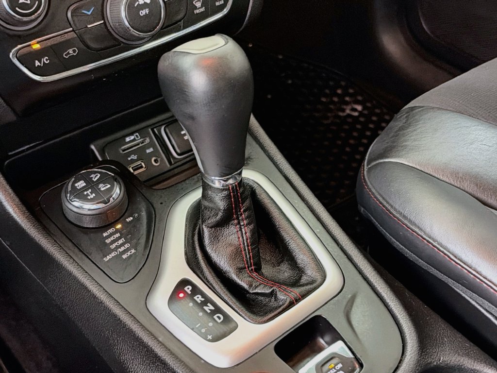 Used 2017 Jeep Cherokee Trailhawk AWD/4WD image 18