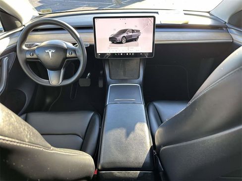 Used 2022 Tesla Model Y Long Range image 2