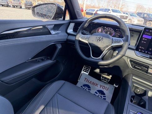 Used 2025 Volkswagen Tiguan SE R-Line image 14