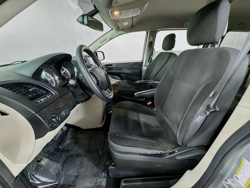 Used 2018 Dodge Grand Caravan SE w/ UConnect Hands-Free Group FWD image 12